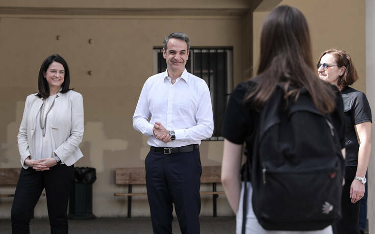 Μπήκε στο μάθημα των γερμανικών ο Μητσοτάκης – Η συζήτηση με μαθήτρια για τις αποστάσεις και το αντισηπτικό