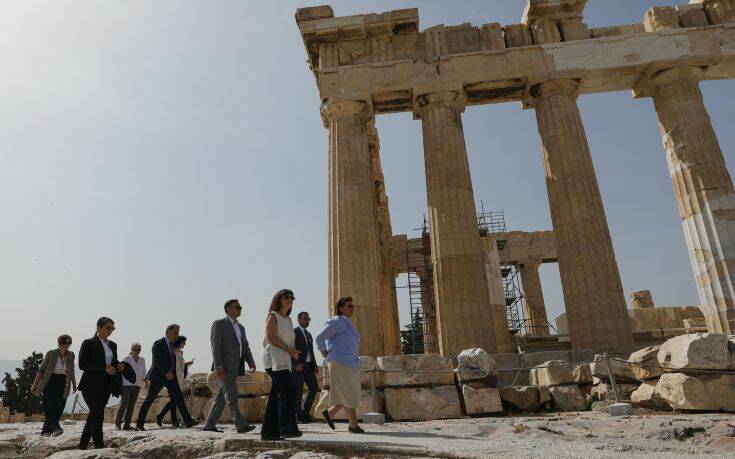 ΣΥΡΙΖΑ για την πρόσκληση Μενδώνη σε Τσίπρα: Ας έρθει στη Βουλή ως υπουργός και όχι ως ξεναγός