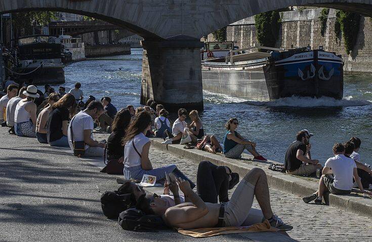 «Επιτέλους, είμαστε ελεύθεροι!»: Οι κάτοικοι του Παρισιού επισκέφθηκαν και πάλι τα πάρκα έπειτα από 11 εβδομάδες