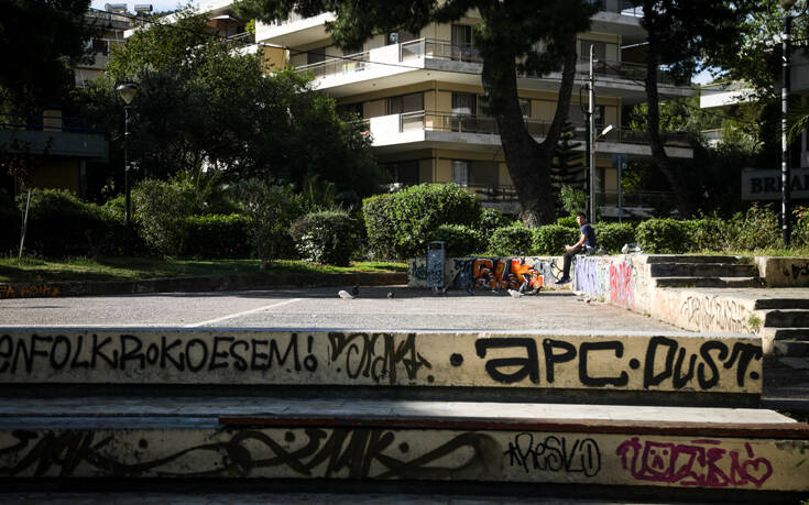 Σκέψεις στην ΕΛ.ΑΣ. για «lockdown» στις πλατείες – Τα μέτρα που μπορεί να εφαρμοστούν