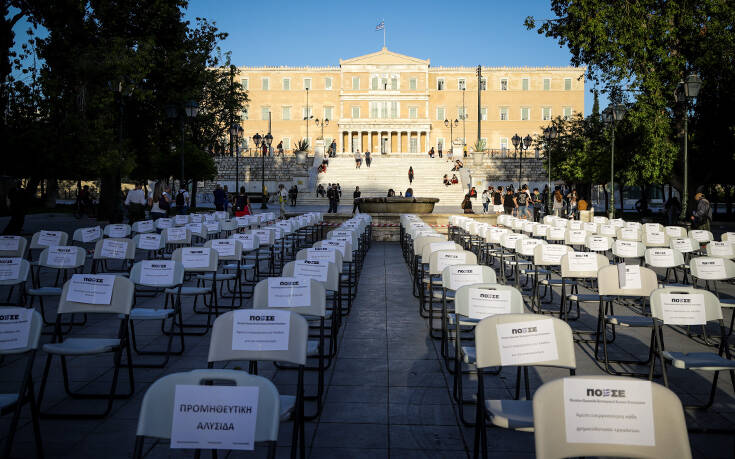 Πρωτόγνωρες εικόνες στο Σύνταγμα: Άδειες καρέκλες «παρατεταγμένες» με φόντο τη Βουλή