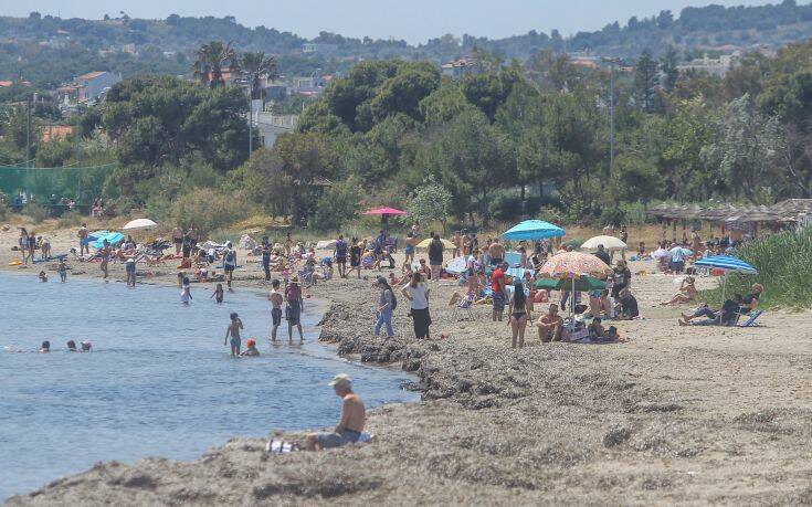 «Πλημμύρισαν» οι παραλίες της Αττικής από κόσμο στο πρώτο Σαββατοκύριακο άρσης των μέτρων