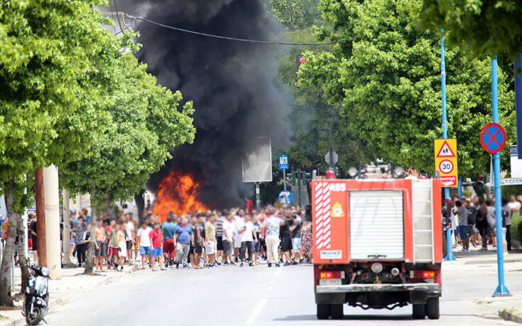 Εικόνες από τον οικισμό Ρομά στη Λάρισα- Έκρυθμη η κατάσταση, φωτιές και επιθέσεις