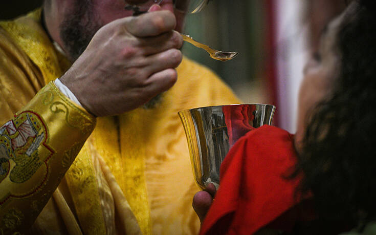 Σε αργία ιερέας στα Ιωάννινα γιατί χρησιμοποίησε κουταλάκια μιας χρήσης στη Θεία Κοινωνία