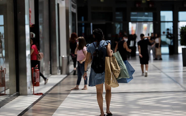 Εικόνες από την πρεμιέρα στα εμπορικά κέντρα: Ψώνια με μάσκες και αντισηπτικά