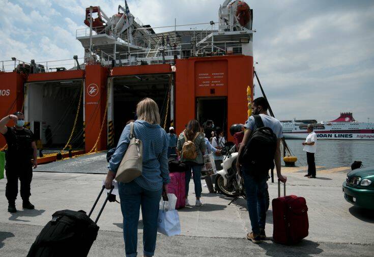 Αυξημένη κίνηση στο λιμάνι του Πειραιά: Με μάσκες φεύγουν για διακοπές οι Αθηναίοι