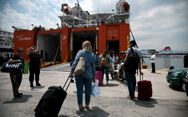 Αυξημένη η κίνηση στο λιμάνι του Πειραιά