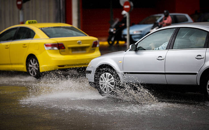 Η κακοκαιρία «χτυπάει» την Αττική: Βροχές, καταιγίδες και προβλήματα στους δρόμους