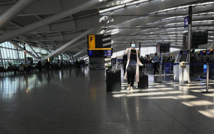 Υποχρεωτική καραντίνα 14 ημερών στους ταξιδιώτες από το εξωτερικό εξετάζει η Μεγάλη Βρετανία