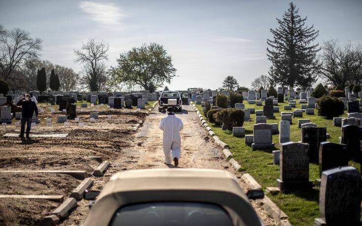 Θρήνος στις ΗΠΑ όπου οι νεκροί ξεπέρασαν τις 100.000, με τα στατιστικά να είναι συγκλονιστικά