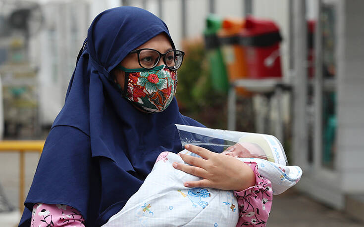 Έκρηξη γεννήσεων λόγω&#8230; κορονοϊού προβλέπει η Ινδονησία: Δόθηκαν αντισυλληπτικά από πόρτα σε πόρτα