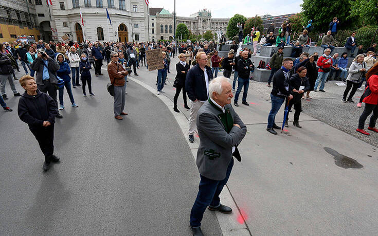 Επικρίσεις στον πρόεδρο της Αυστρίας επειδή δεν σεβάστηκε τα περιοριστικά μέτρα του κορονοϊού