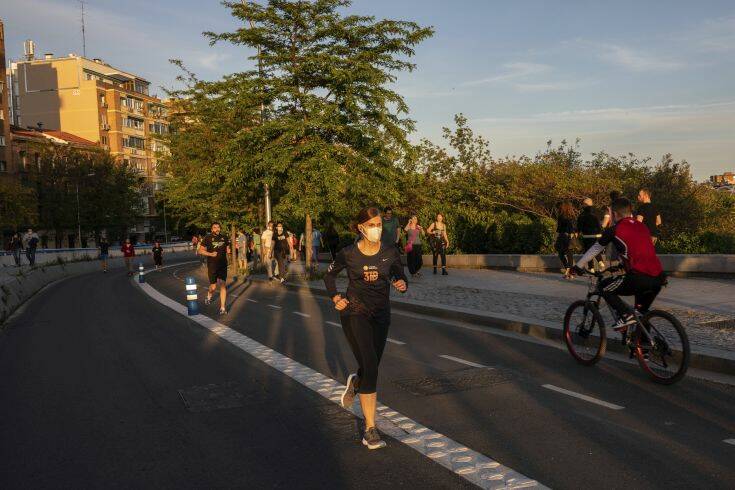 Κορονοϊός: Βήμα – βήμα οι ευρωπαϊκές χώρες βγαίνουν από την καραντίνα