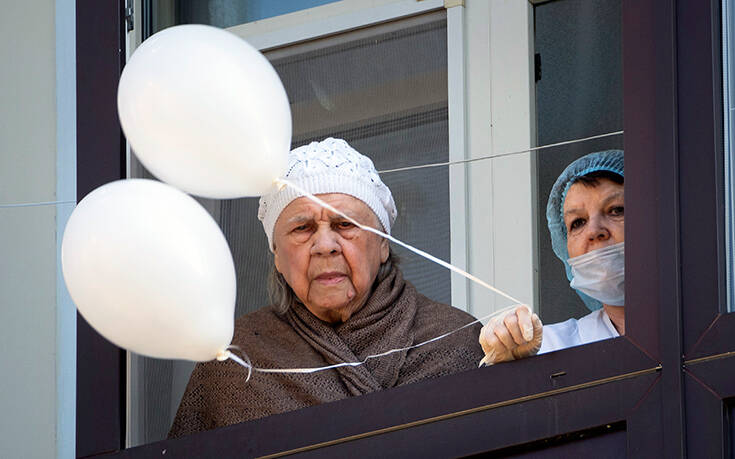 Ρωσία: 100χρονη γυναίκα ανάρρωσε από κορονοϊό και πήρε εξιτήριο την ημέρα των γενεθλίων της