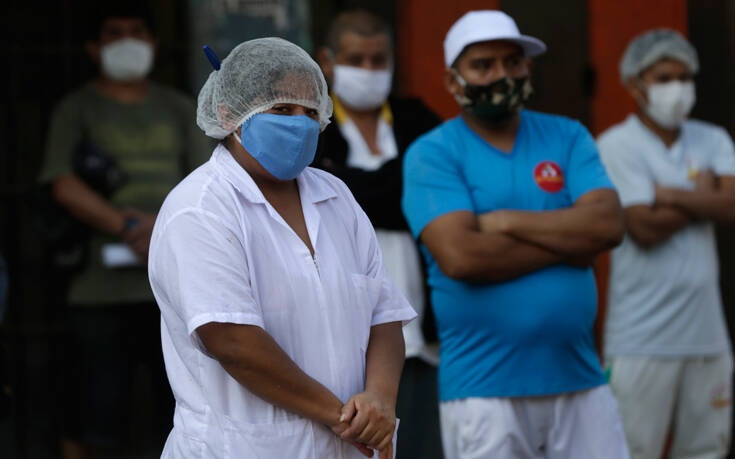 Ο κορονοϊός διέλυσε τα νοσοκομεία στο Περού: Σε καροτσάκι ασθενείς με οξυγόνο