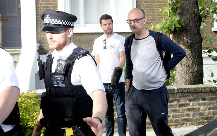 Βρετανία: Η παραβίαση του lockdown από τον Κάμινγκς φέρνει την πρώτη παραίτηση