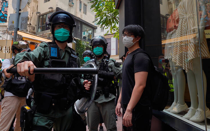 Κίνα: Έφοδος εκατοντάδων αστυνομικών στην tabloid Apple Daily του Χονγκ Κονγκ