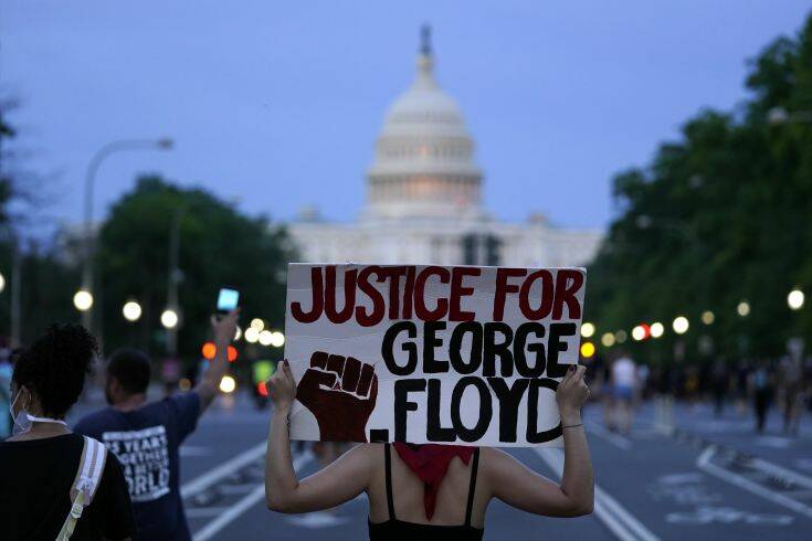 Τζορτζ Φλόιντ: Η συμβολική φωτογραφία της διαδηλώτριας που γονάτισε μπροστά σε «τείχος» αστυνομικών