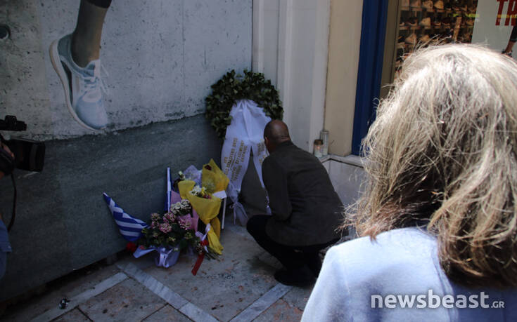 Το ΜέΡΑ25 τίμησε τα θύματα της Marfin αφήνοντας λουλούδια στη μνήμη τους