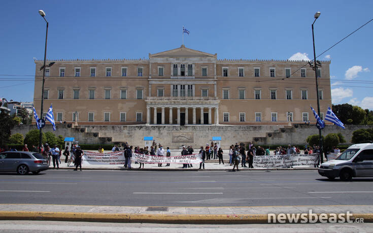 Διαμαρτυρία εκπαιδευτικών έξω από τη Βουλή