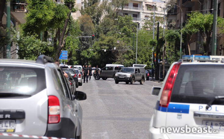 Εικόνες από έρευνες για ύποπτο αντικείμενο σε παλιό κτίριο στην Πατησίων