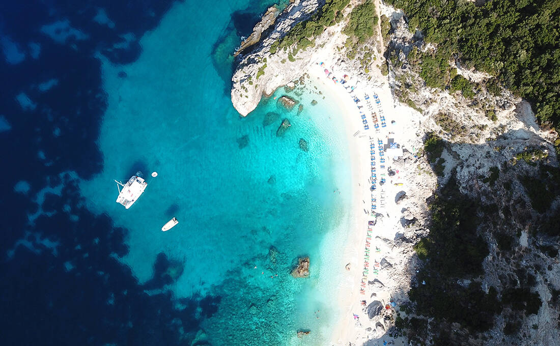 Η λευκή παραλία της Λευκάδας που μοιάζει σα να είναι… μυστική