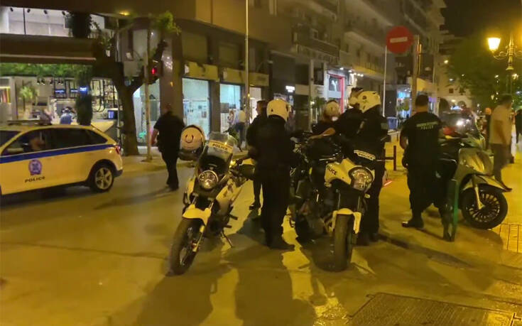Θεσσαλονίκη: Συνωστισμός έξω από μπαρ με take away ποτά &#8211; Επέμβαση της Αστυνομίας τη νύχτα