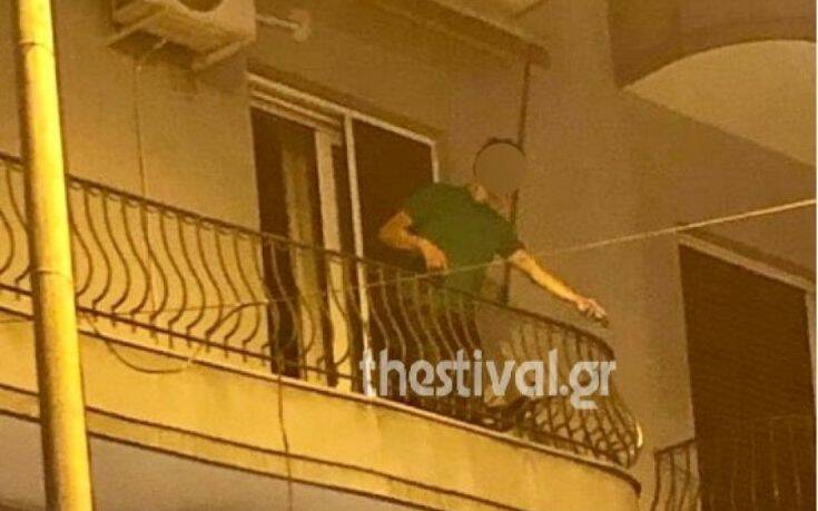 Ένοικος πολυκατοικίας βγήκε στο μπαλκόνι και πετούσε γλάστρες και καρέκλες σε θαμώνες μπαρ
