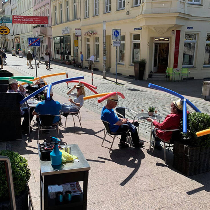Καφετέρια στη Γερμανία μοίρασε καπέλα… έλικες για την αποφυγή συνωστισμού