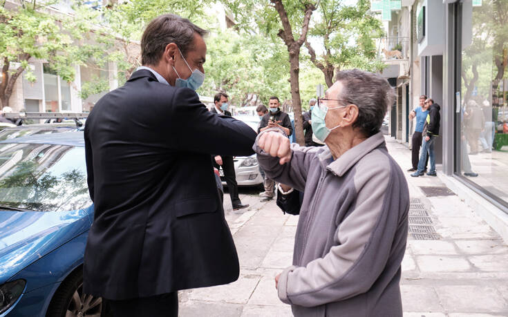 Βόλτα Μητσοτάκη στο Παγκράτι – Ο χαιρετισμός με τους αγκώνες και η κουβέντα με καταστηματάρχες