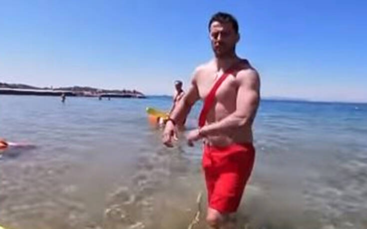 Ο Ντάνος δίνει το «φιλί της ζωής» α λα Baywatch