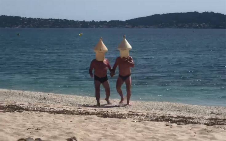 Κολύμπι στη θάλασσα στην εποχή του κορονοϊού: Δύο άνδρες ντύθηκαν σημαδούρες αλλά δεν γλίτωσαν το πρόστιμο