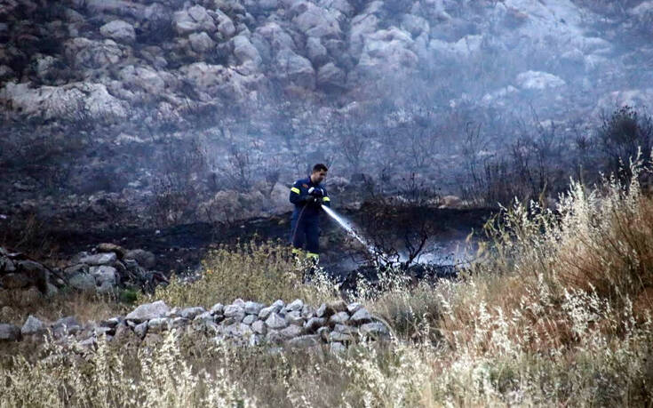 Τραυματισμός πυροσβέστη στην Πάρνηθα – Σπεύδει ελικόπτερο για να τον παραλάβει