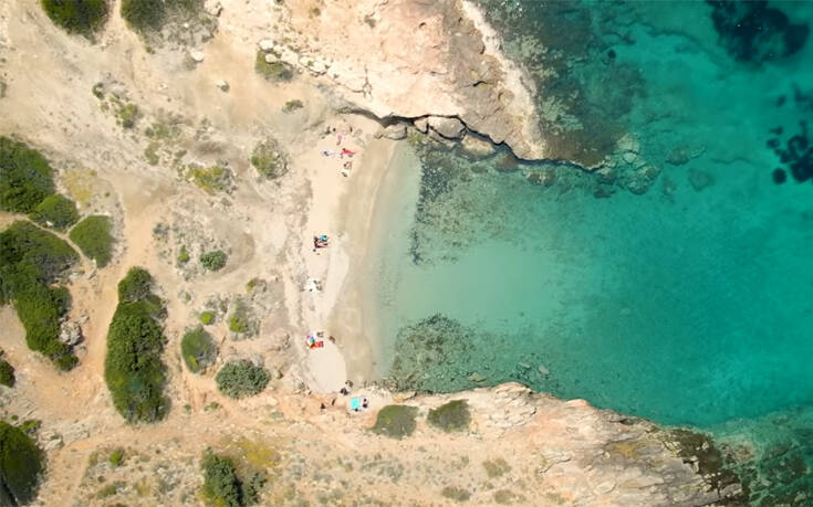 Η μυστική παραλία της Αττικής με τα τιρκουάζ νερά από ψηλά