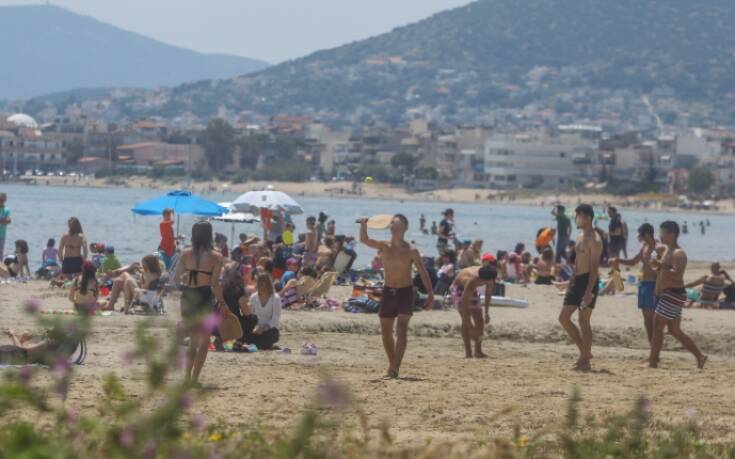 Εξόρμηση στις παραλίες της Αττικής και την Κυριακή – Βουτιές, ρακέτες και… αποστάσεις