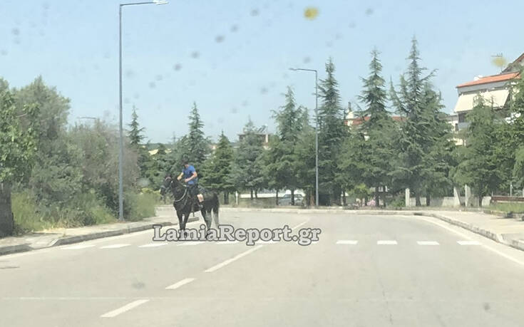 Καβάλησε το άλογό του και βόλταρε στο κέντρο της Λαμίας