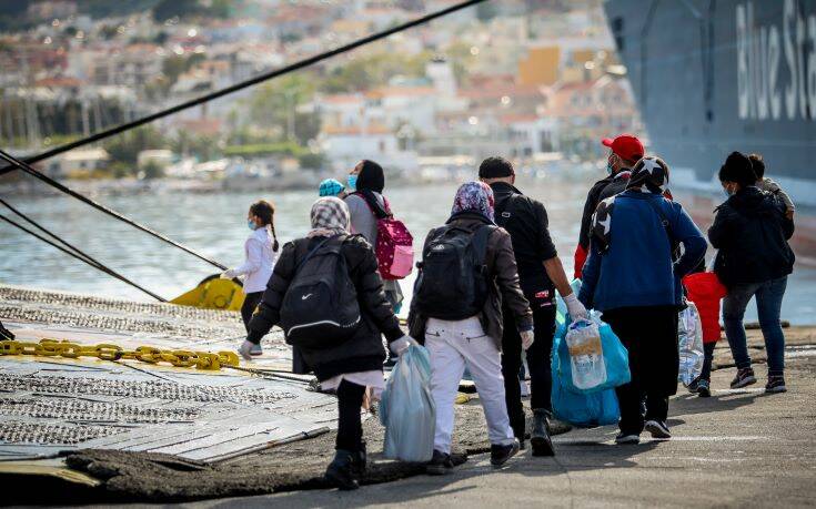 Στο λιμάνι του Πειραιά το «Νήσος Σάμος» με 249 μετανάστες και πρόσφυγες