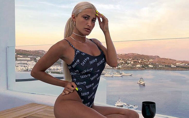 Η Ιωάννα Τούνη βγήκε με τις κολλητές της να φωτογραφηθούν με μαγιό και έπιασε μπόρα