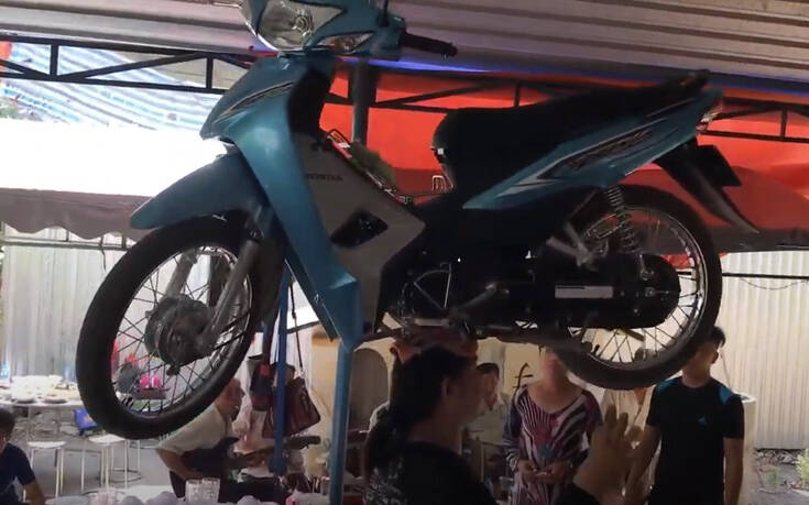 Χορεύοντας με ένα μηχανάκι&#8230; στο κεφάλι