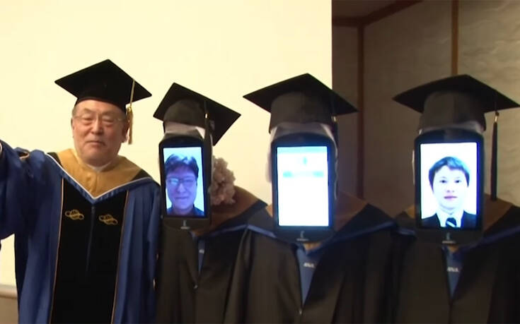 Αποφοίτηση με ρομπότ και τους φοιτητές στο Zoom λόγω κορονοϊού