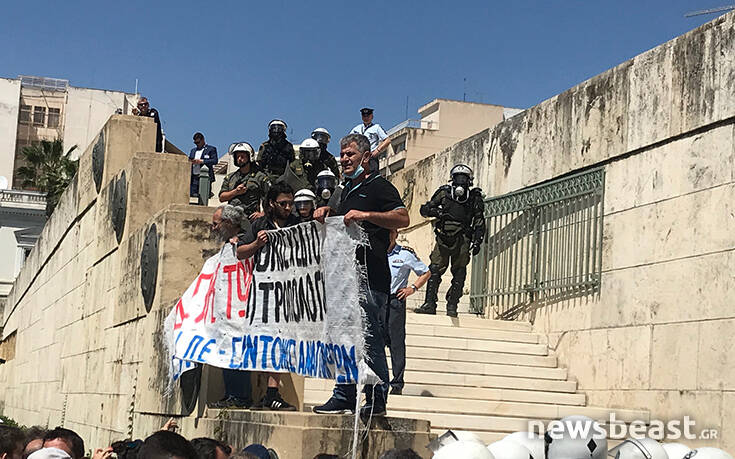 Μικροένταση στο Σύνταγμα κατά τη διάρκεια του πανεκπαιδευτικού συλλαλητηρίου