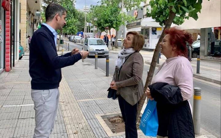 Κώστας Μπακογιάννης: Βόλτα στα μαγαζιά στους Αμπελόκηπους