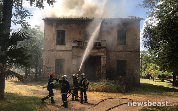 Οι πρώτες εικόνες από τη φωτιά σε μονοκατοικία στην Πατησίων
