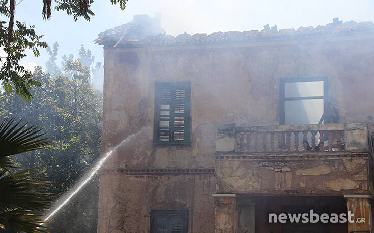 Υπό έλεγχο η φωτιά σε μονοκατοικία στην Πατησίων