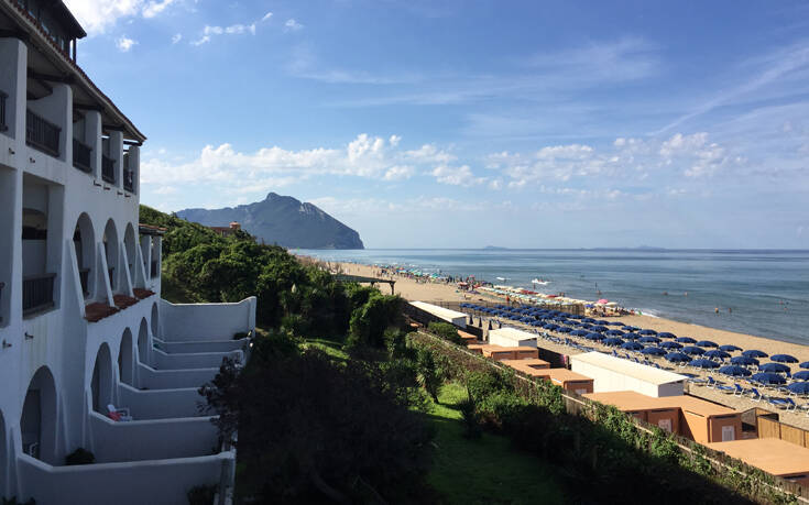 Η Ιταλία και η «μάχη της παραλίας»: Στον αέρα τα καλοκαιρινά μπάνια, οι επαγγελματίες αγωνιούν