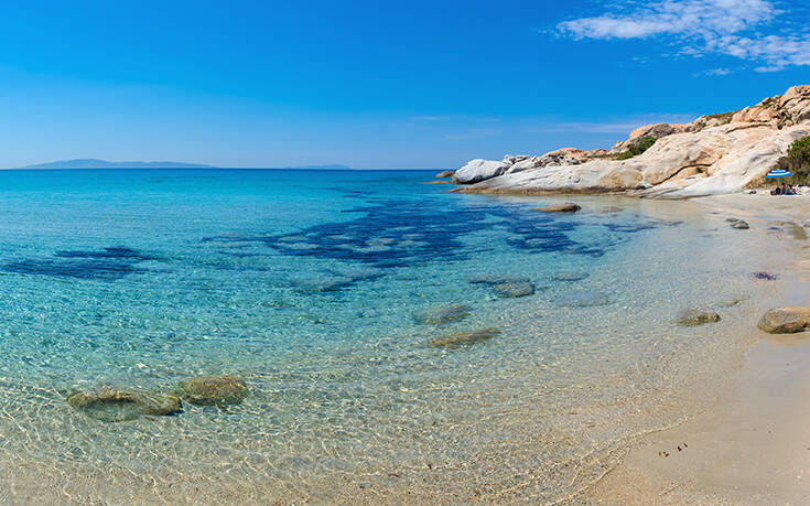 Η παραλία της Νάξου που μεταφέρει σε μέρη παραδεισένια