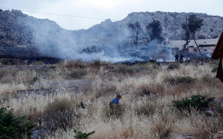 Συνεχίζονται οι προσπάθειες για να τεθεί υπό έλεγχο η φωτιά στο Άγιο Όρος