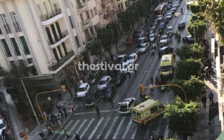 Οι πρώτες εικόνες από σοβαρό τροχαίο με τραυματίες στη Θεσσαλονίκη