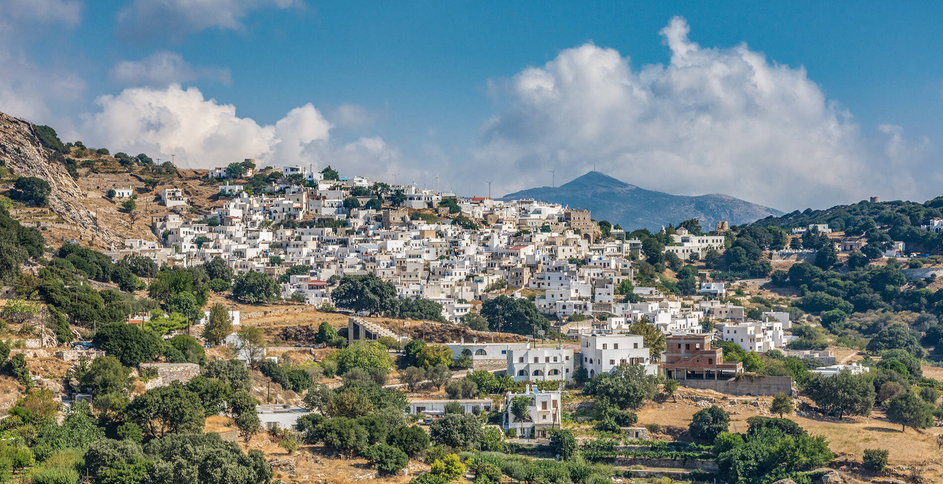 Ορεινά, γραφικά χωριά που κερδίζουν τις εντυπώσεις σε δημοφιλή ελληνικά νησιά