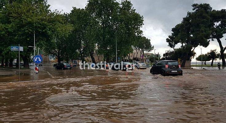 Καταρρακτώδης βροχή στη Θεσσαλονίκη &#8211; Δρόμοι ορμητικά ποτάμια στο κέντρο της πόλης